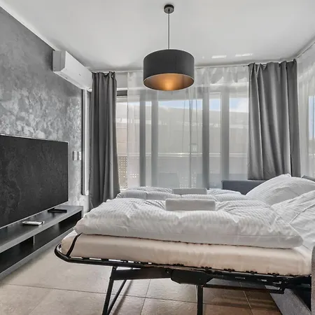 Lam Felidae - Ac - Balcony * Bratislava