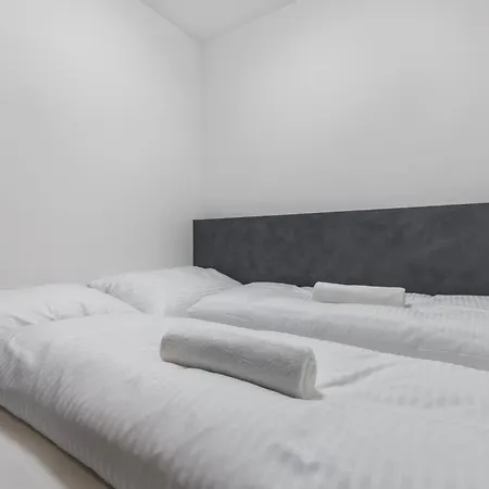 Lam Felidae - Ac - Balcony *